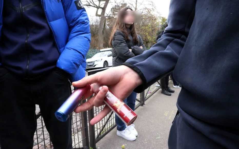 フランスのサントゥアン蚤の市で違法電子タバコが大量押収される